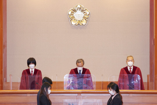 유남석 헌법재판소장(가운데)을 비롯한 재판관들이 지난 8월 31일 오후 서울 종로구 헌법재판소 대심판정에 입장하고 있다. <연합뉴스>
